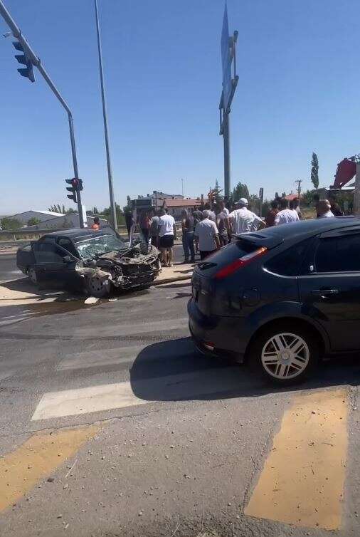 konya-yolu-yine-kaza-ile-gundemde-vinc-ile-otomobil-carpisti