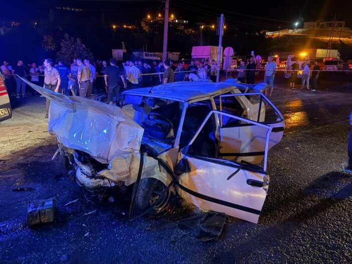 trafik-isiklarinda-bekleyen-araca-carpan-tofas-kagit-gibi-ezildi-surucu-oldu
