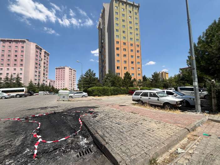 kiz-arkadasina-dehseti-yasatti-once-yakti-sonra-ates-acti