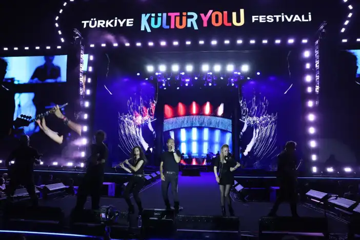 konyada-anadolu-rock-ruzgari-kirac-hayranlariyla-bir-araya-geldi