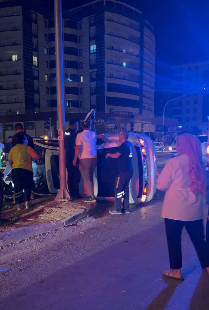 konyada-kavsakta-kaza-otomobil-devrildi-bir-kisi-icinde-sikisti