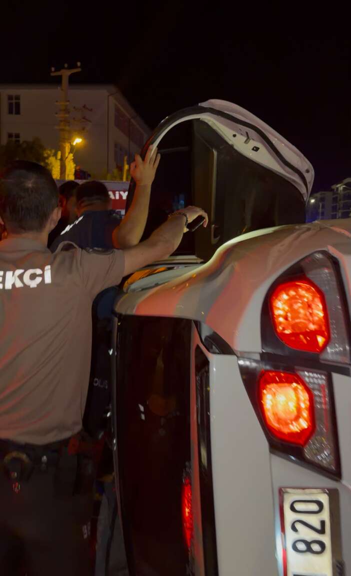 konyada-kavsakta-kaza-otomobil-devrildi-bir-kisi-icinde-sikisti