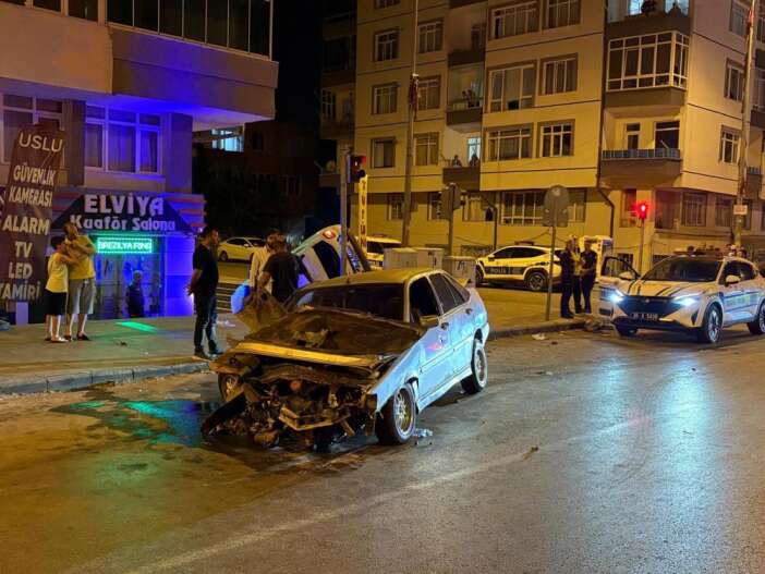polis-araci-yan-yatti-2si-bekci-3-kisi-yaralandi