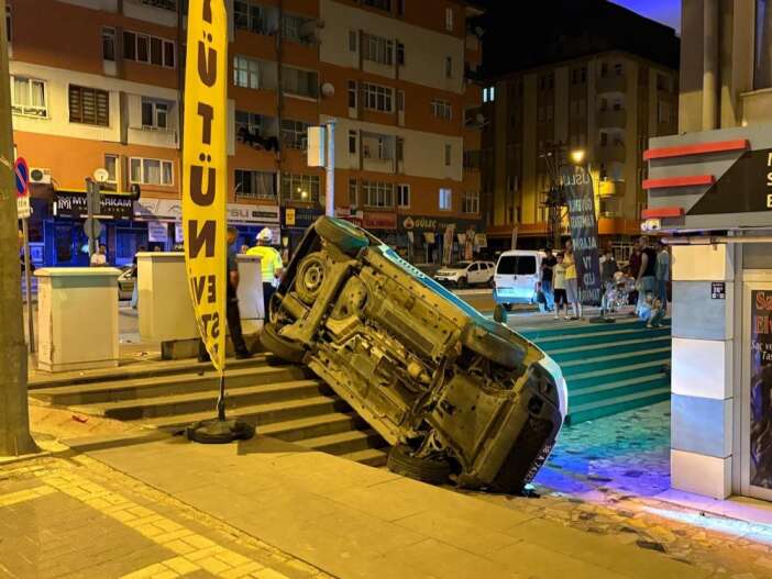 polis-araci-yan-yatti-2si-bekci-3-kisi-yaralandi