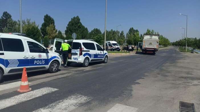 Konya'da kavşak kazası! Otomobil hurdaya döndü haber fotoğrafı