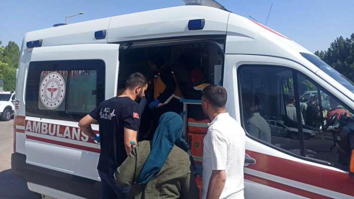 Konya'da kavşak kazası! Otomobil hurdaya döndü haber fotoğrafı