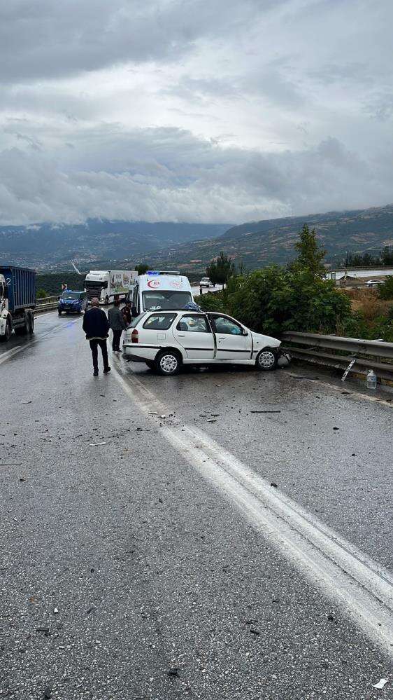 kontrolden-cikan-otomobil-tira-carpti-64-yasindaki-surucu-hayatini-kaybetti-2-yarali-var
