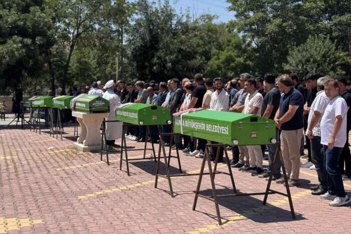 bu-aciya-yurek-dayanmaz-ayni-olayda-can-veren-5-kisi-konyada-topraga-verildi