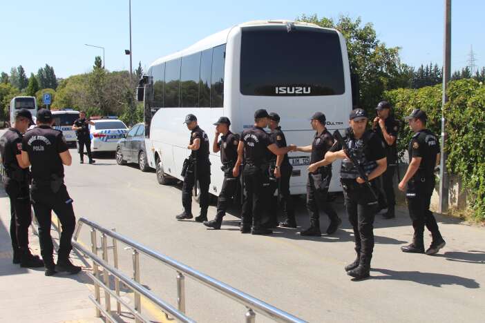 daha-19-yasinda-husumetlilerine-ates-acti-yoldan-gecen-adami-vurup-oldurdu