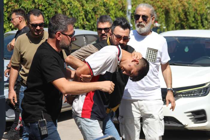 daha-19-yasinda-husumetlilerine-ates-acti-yoldan-gecen-adami-vurup-oldurdu