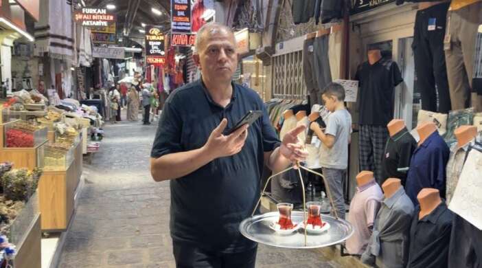 4-metrekare-alanda-43-yil-yaz-kis-demeden-insanlarin-icini-isitiyor
