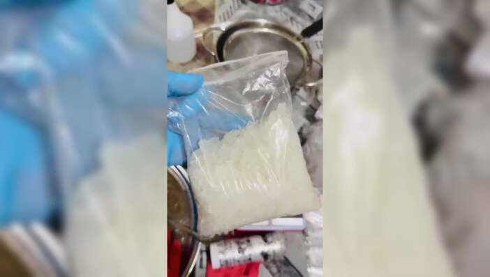 konyada-uyusturucu-imalathanesine-baskin-9-kilodan-fazla-metamfetamin-ele-gecirildi