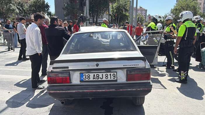 konya-nalcaci-caddesinde-kaza-arac-bu-hale-geldi-2si-agir-3-yarali-var
