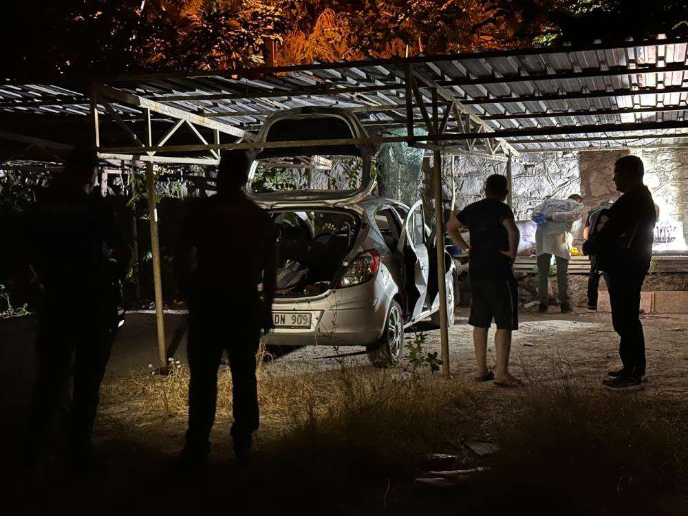 park-halindeki-otomobilde-patlama-2-genc-yaralandi