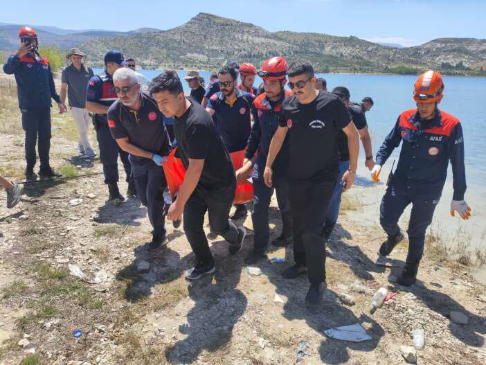 konyada-oltasini-kurtarmak-isterken-hayatini-kaybeden-baris-aslan-topraga-verildi