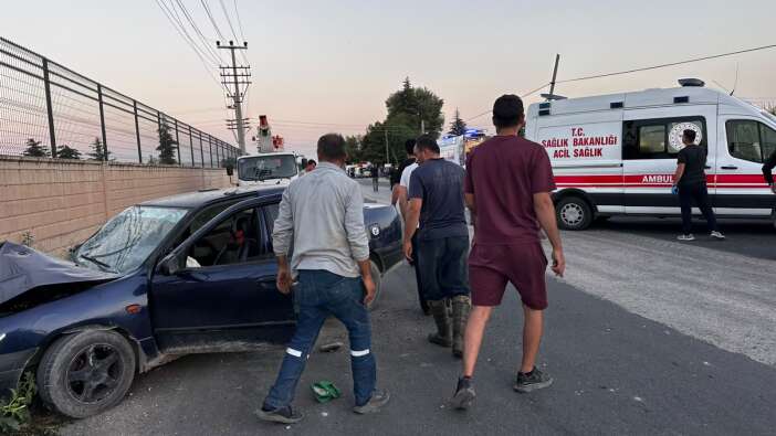 konyada-otomobil-elektrik-diregine-carpti-1i-agir-5-yarali-var