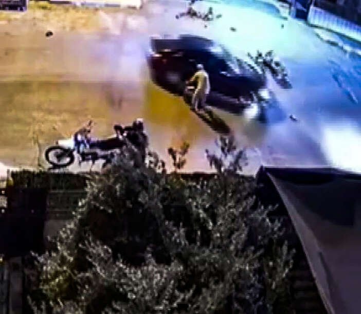 motosiklete-once-carpti-sonra-yerdeki-yaralilarin-uzerinden-gecti