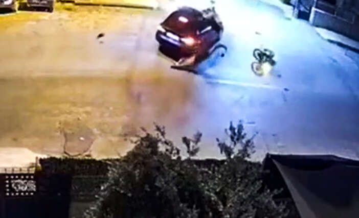 motosiklete-once-carpti-sonra-yerdeki-yaralilarin-uzerinden-gecti