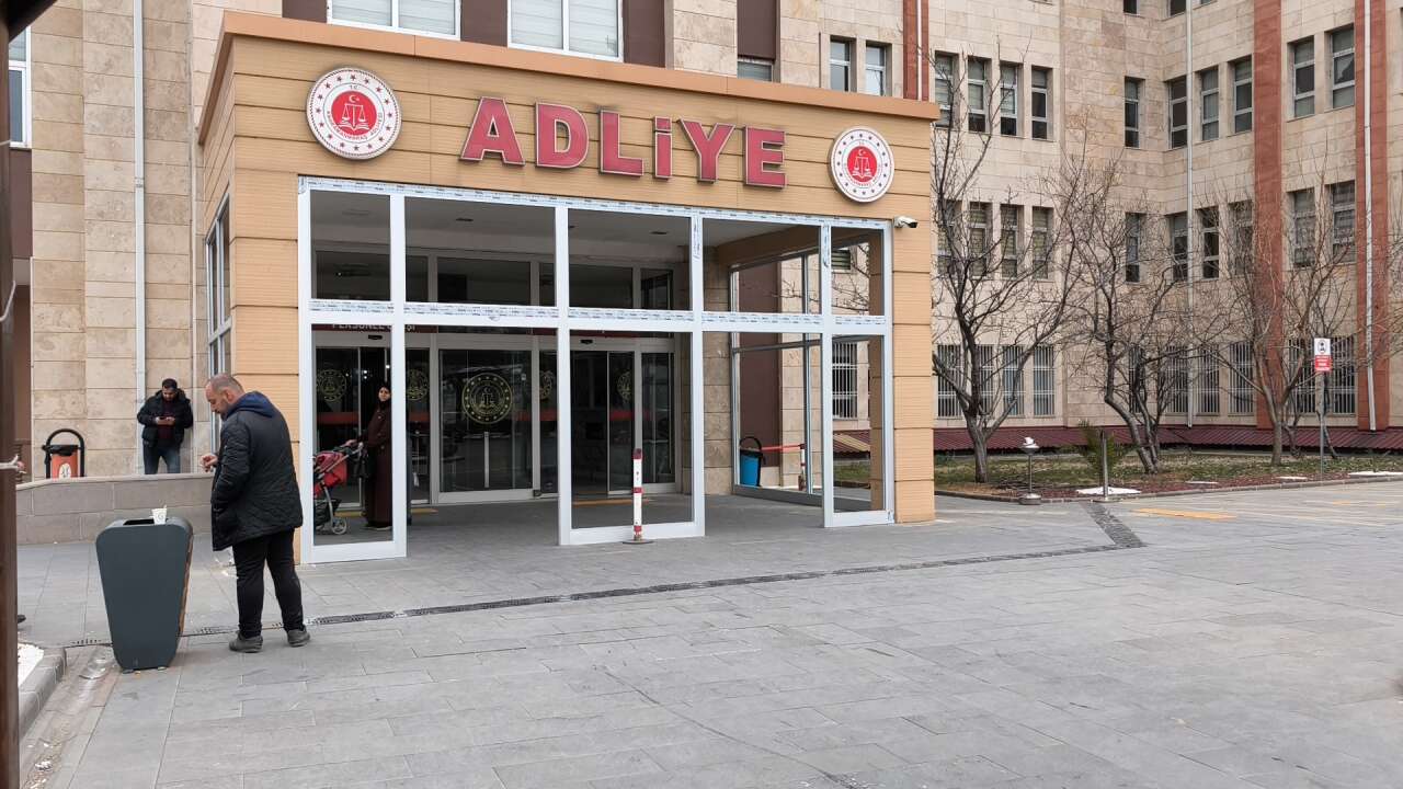 depremde-42-cana-mezar-olan-binanin-muteahhidi-tahliye-edildi