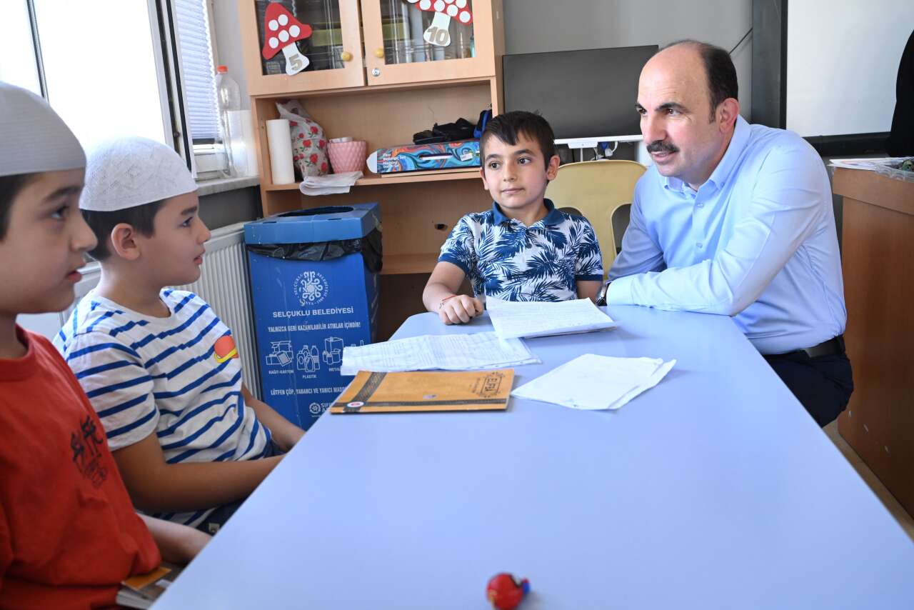 baskan-altay-konyada-tatilini-kuran-kursunda-geciren-ogrencilerle-bulustu