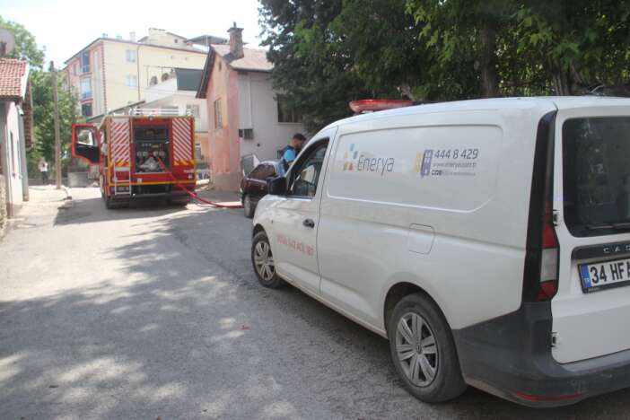 konyada-pes-pese-yangin-alarmi-once-trafo-ardindan-odunluk-alev-aldi