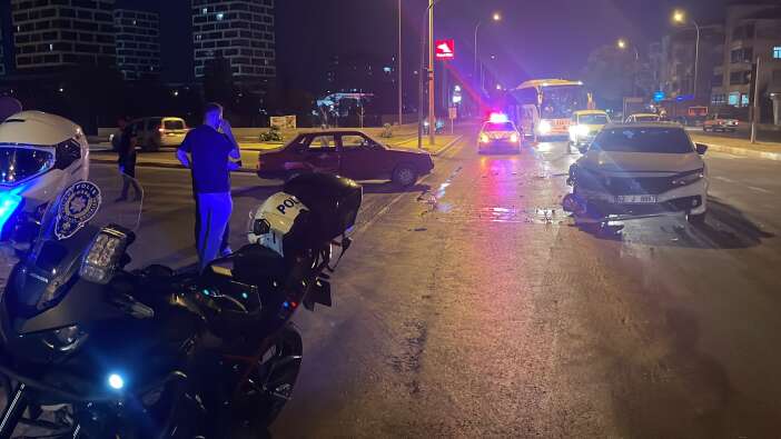 otomobiller-kavsakta-carpisti-konya-plakali-aractaki-2-kisi-yaralandi