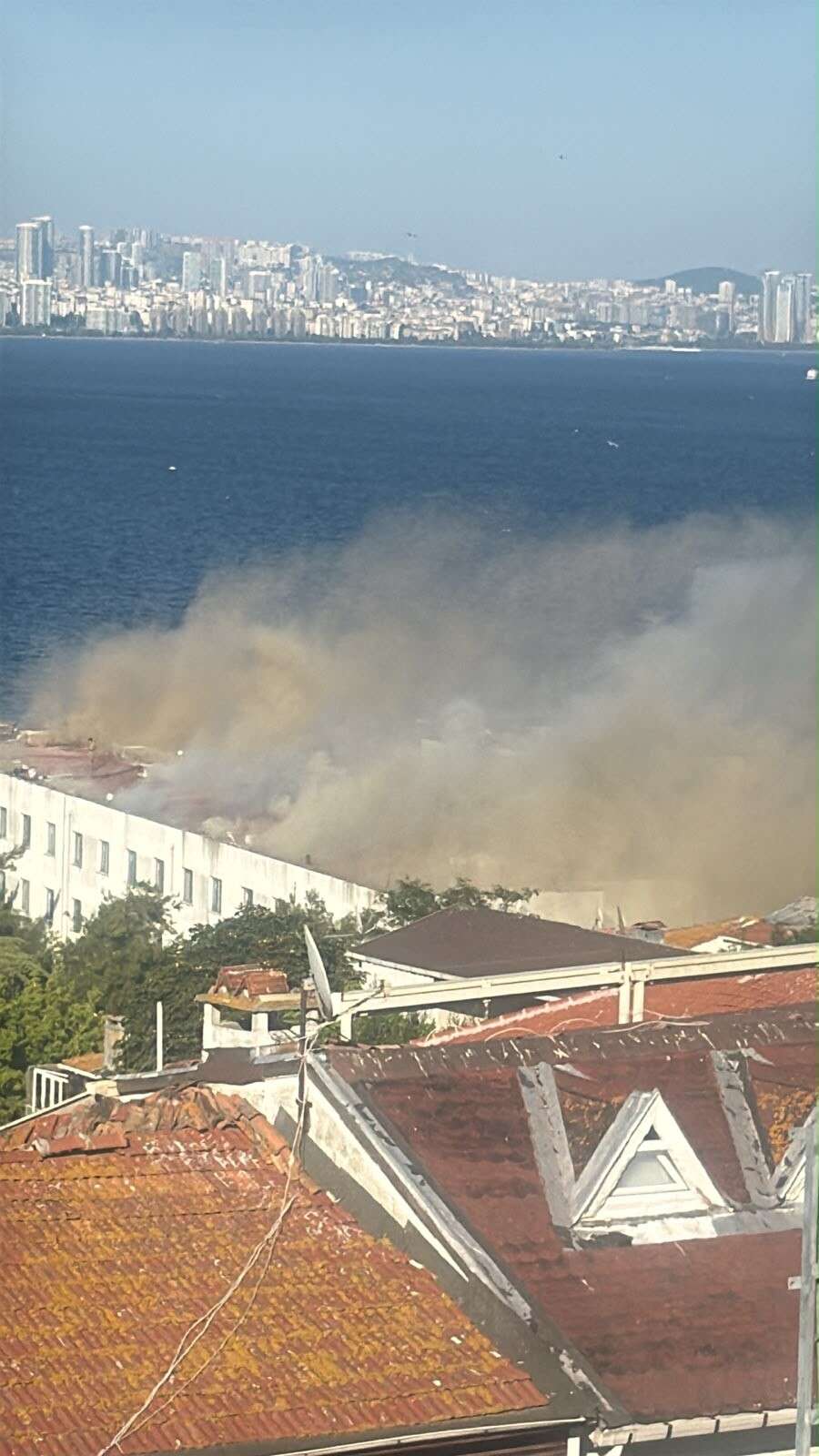deniz-harp-okulunda-yangin-ekiplerin-mudahalesi-suruyor
