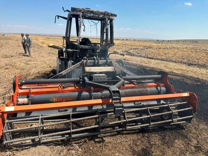 konyada-tarlada-korku-dolu-anlar-traktor-alev-aldi-surucu-son-anda-kurtuldu