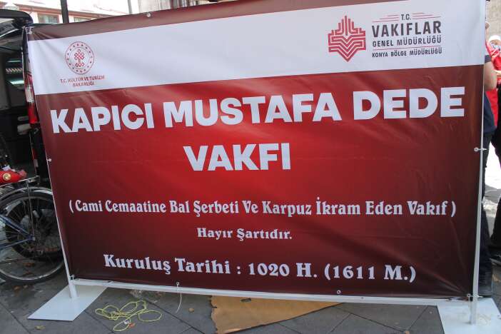 konyada-asirlik-vakif-gelenegi-cuma-cikisinda-vatandaslara-karpuz-ikram-edildi