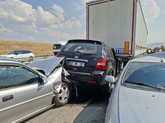 tarladan-yukselen-dumanlar-ortaligi-savas-alanina-cevirdi-13-arac-birbirine-girdi