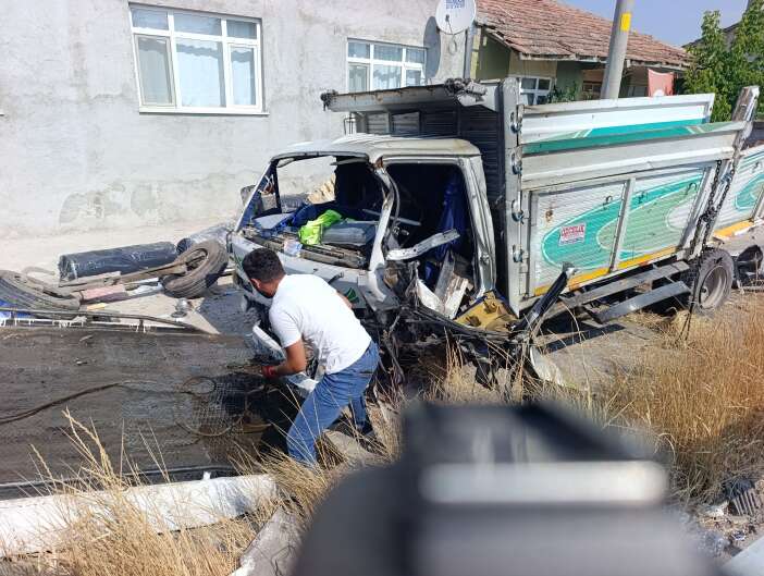 yolcu-otobusu-kamyonete-carpti-1-olu-15-yarali-var