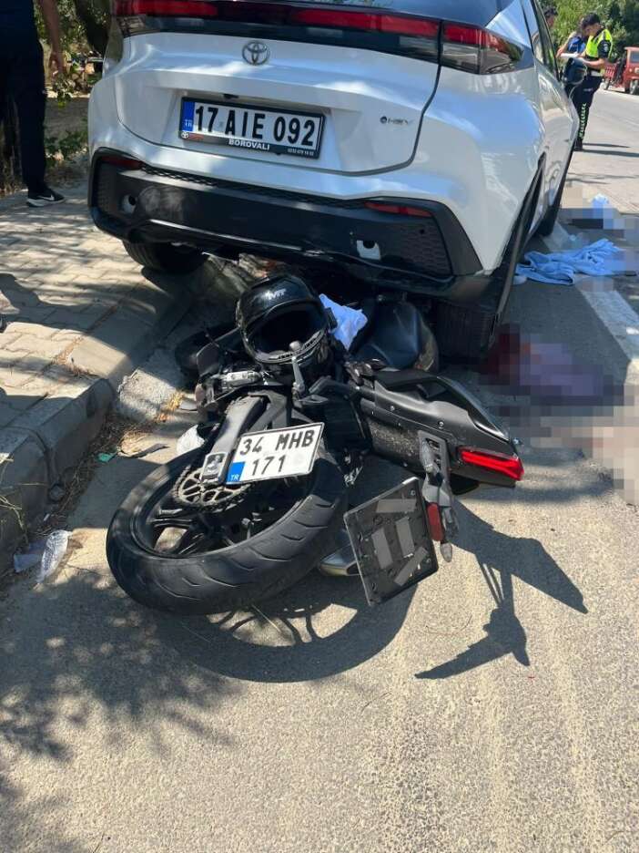 motosiklet-park-halindeki-otomobile-carpti-2-kisi-hayatini-kaybetti