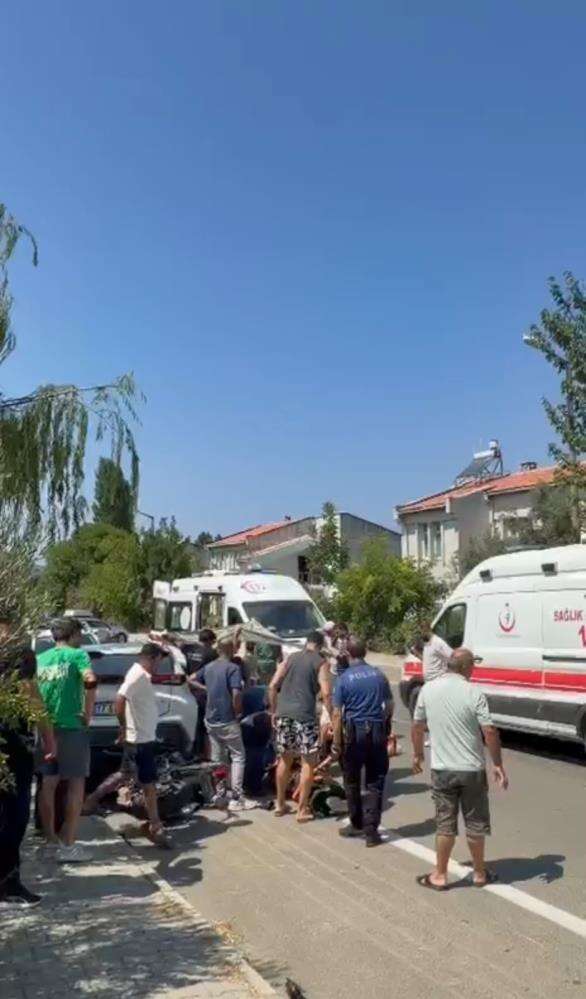motosiklet-park-halindeki-otomobile-carpti-2-kisi-hayatini-kaybetti
