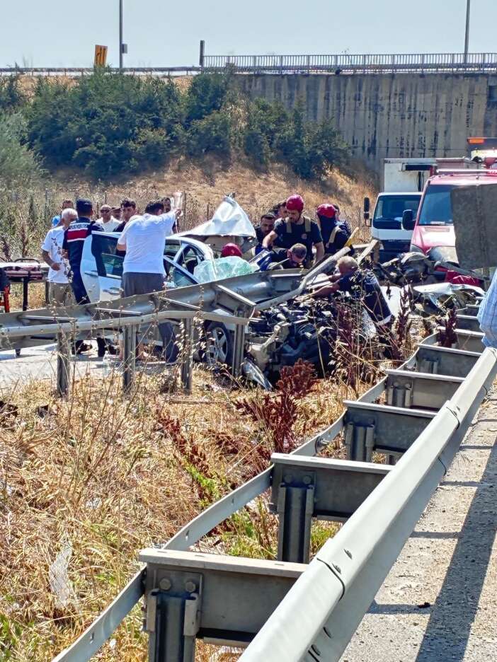 bariyerlere-carpan-otomobil-hurdaya-dondu-belediye-baskaninin-amcasi-oldu