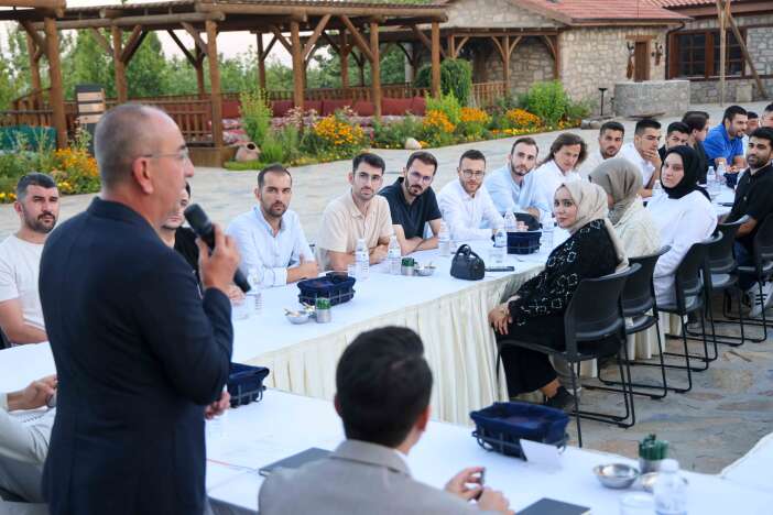 baskan-kavus-konyanin-ak-gencleriyle-bulustu-hayallerini-ve-beklentilerini-dinledi