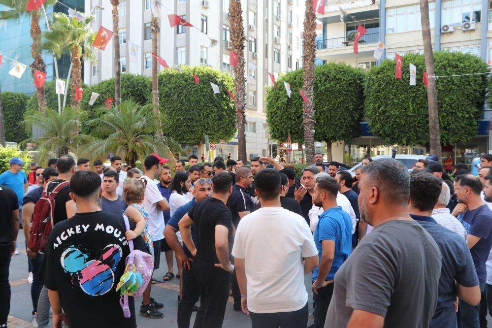 adana-demirspor-taraftarlarindan-tepki-bariyerleri-yikip-belediyeye-girmeye-calistilar
