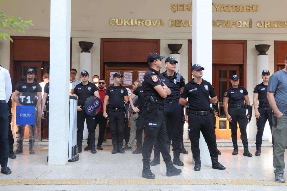 adana-demirspor-taraftarlarindan-tepki-bariyerleri-yikip-belediyeye-girmeye-calistilar