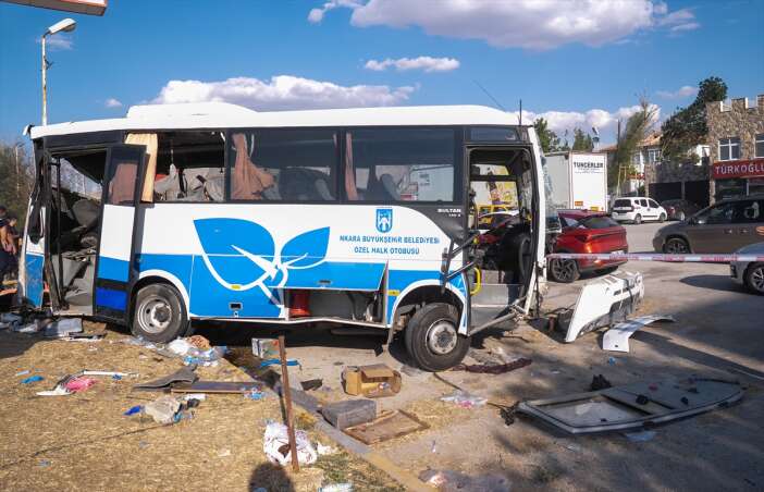 otobus-savrularak-park-halindeki-tira-carpti-2-olu-25-yarali-var