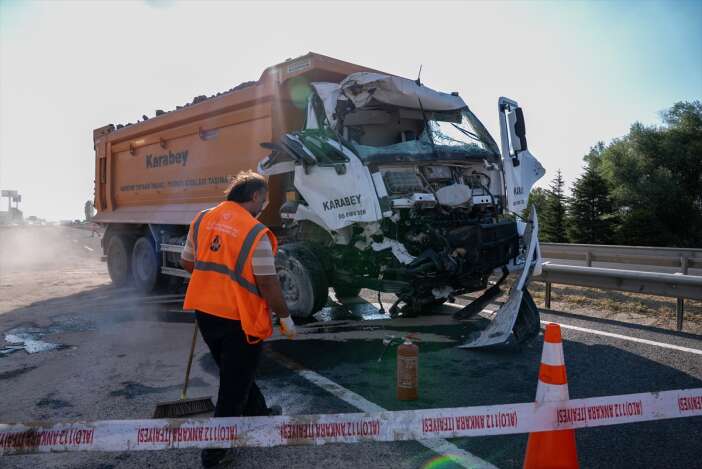 otobus-savrularak-park-halindeki-tira-carpti-2-olu-25-yarali-var