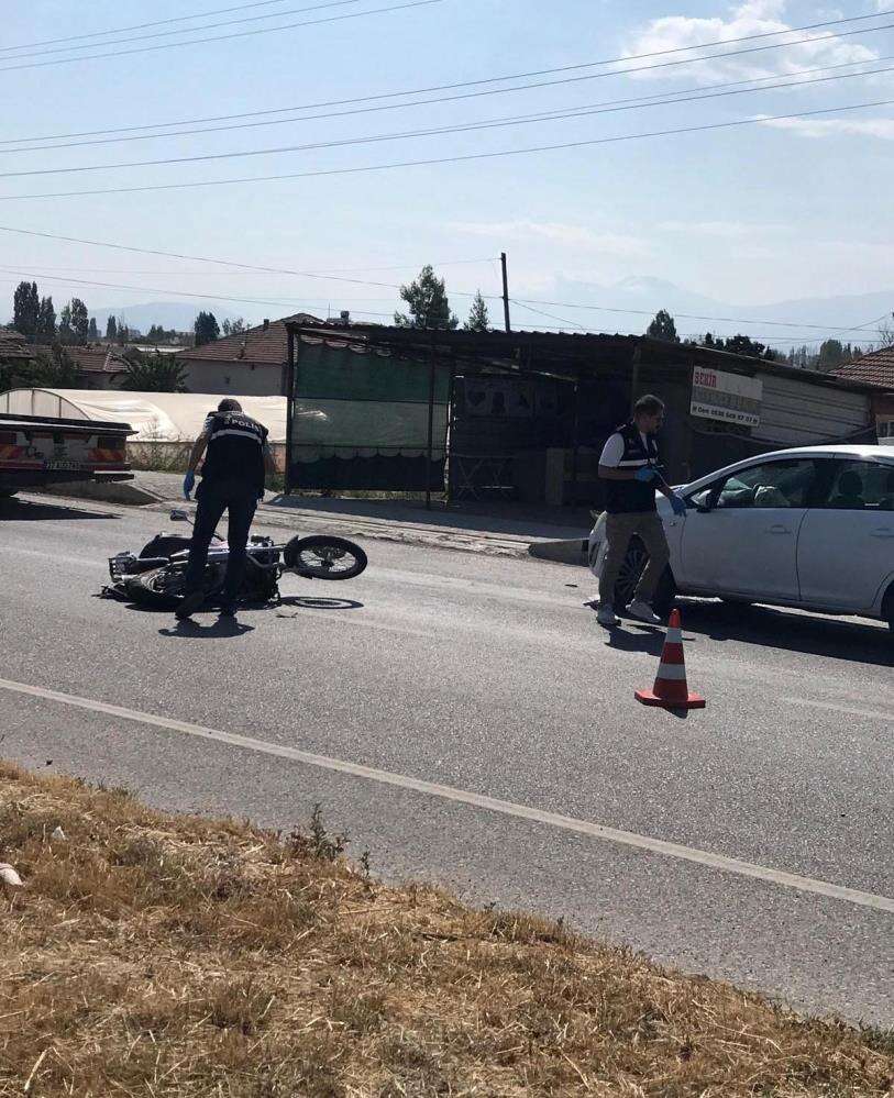 konyada-otomobil-motosiklete-arkadan-carpti-surucunun-durumu-agir