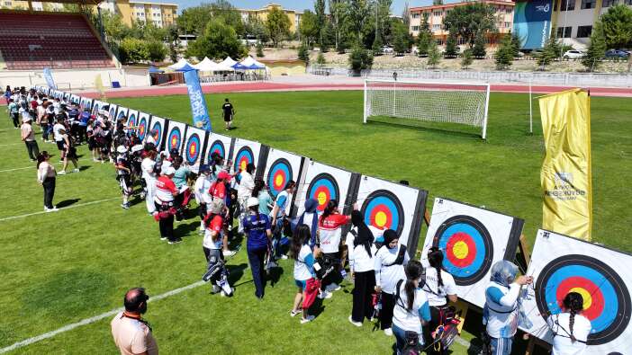 konya-30-ili-bir-araya-getirdi-750-sporcu-okunu-hedefe-kilitledi