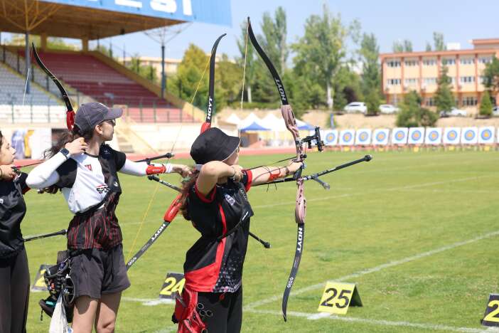 konya-30-ili-bir-araya-getirdi-750-sporcu-okunu-hedefe-kilitledi