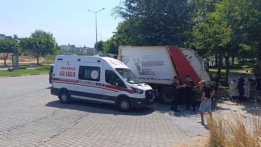 temizlik-iscisinin-feci-olumu-gorev-yaptigi-cop-kamyonunun-altinda-kaldi