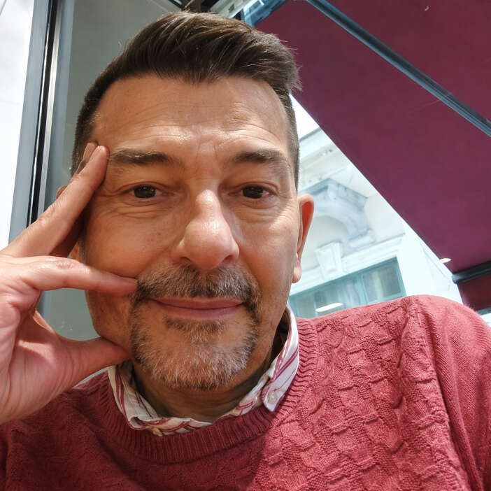 55-yasindaki-profesor-yari-ciplak-halde-olu-bulundu