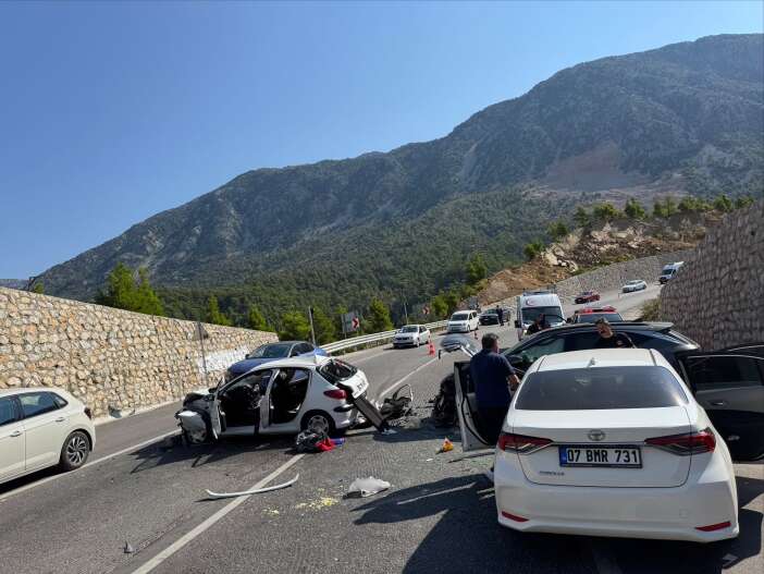 konya-yolunda-zincirleme-kaza-1i-agir-4-yarali-var