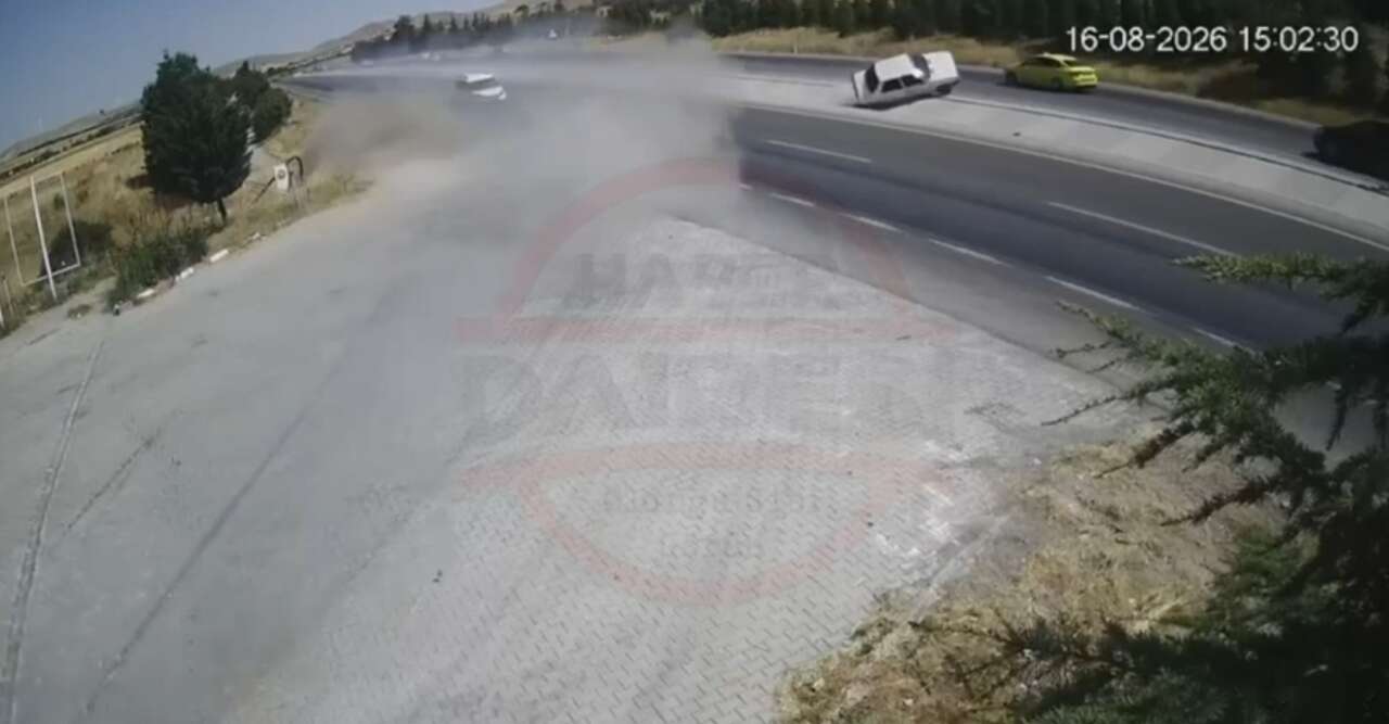 konyada-4-aracli-feci-kaza-takla-atip-karsi-seride-gecti-o-anlar-kamerada