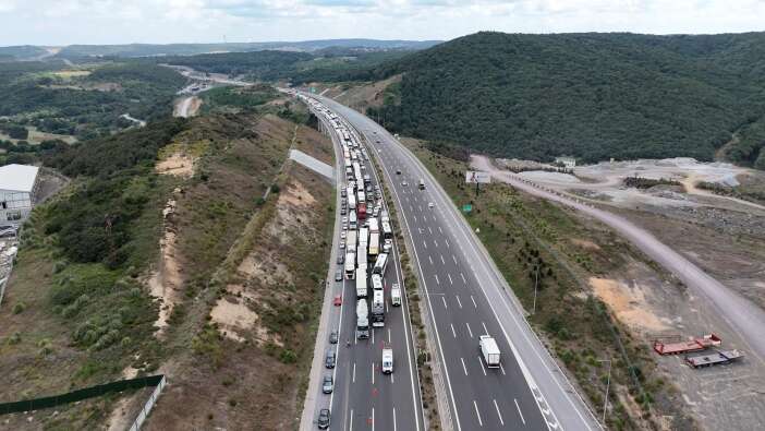 ptt-kamyoneti-otomobile-carpti-1i-cocuk-3-olu-5-yarali-var