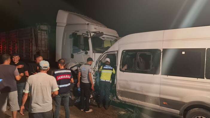 servis-minibusu-ile-kamyon-kafa-kafaya-carpisti-1-kisi-oldu-14-isci-yaralandi