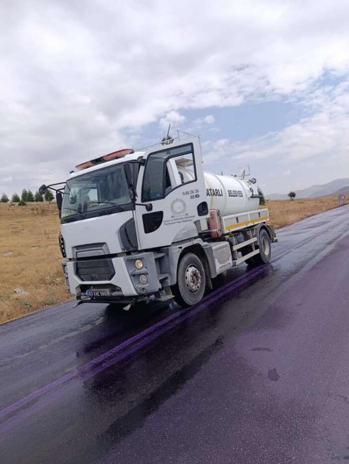 bu-yoldan-gecen-neye-ugradigini-sasirdi-otomobillerin-rengi-degisti
