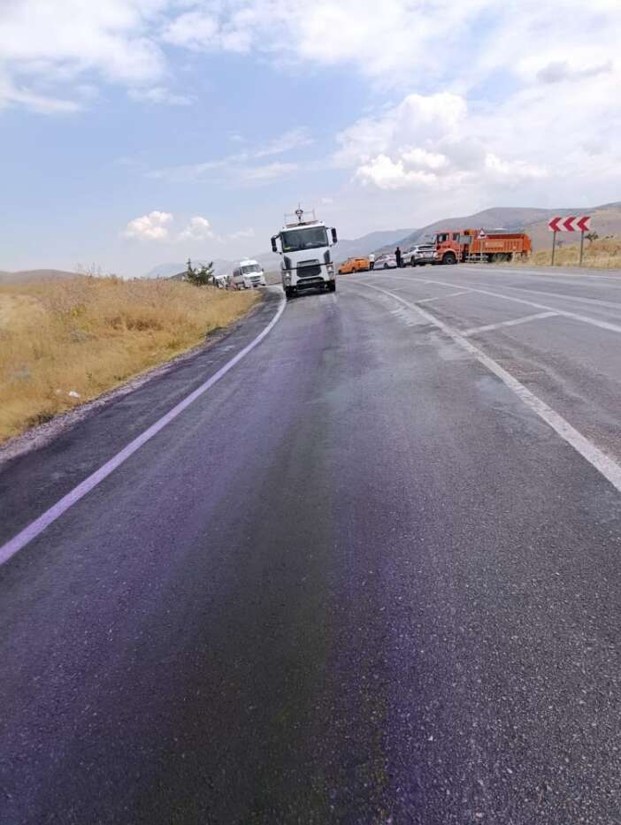 bu-yoldan-gecen-neye-ugradigini-sasirdi-otomobillerin-rengi-degisti